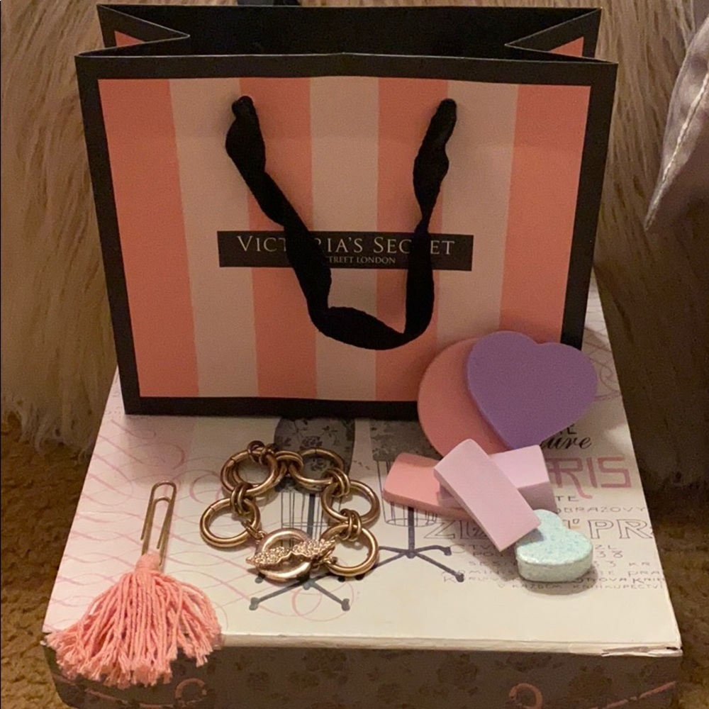 Victoria Secret angle wing bracelet + bonuses 🎁